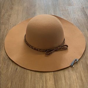 Tan hat with leopard bow